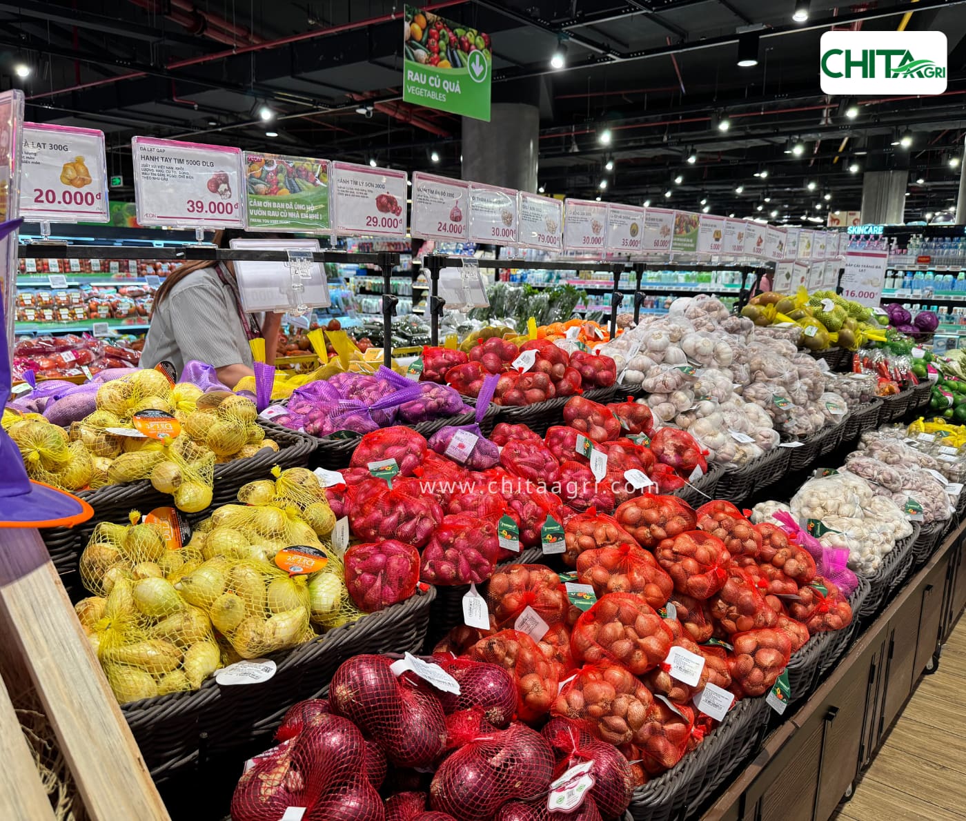 Tag túi lưới in màu giúp đồng bộ bao bì với túi lưới, khóa túi và dây treo, tăng nhận diện và làm sản phẩm nổi bật hơn trên kệ siêu thi